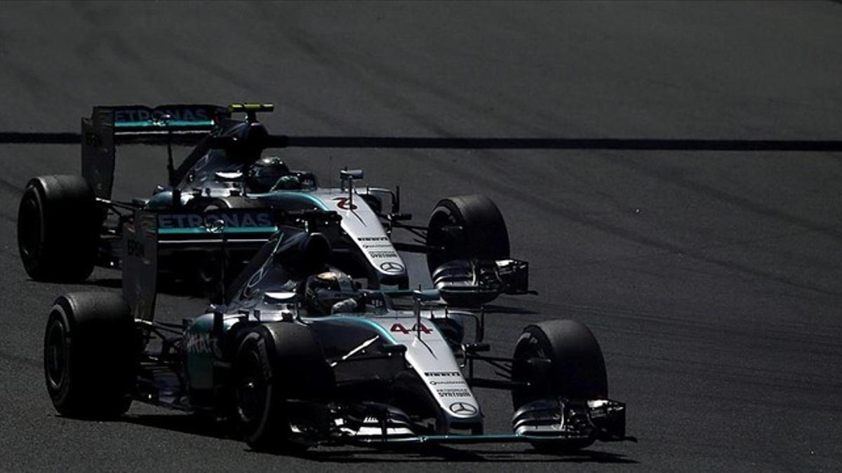 Los Mercedes de Hamilton (abajo) y Rosberg, juntos en la pista durante la segunda sesión de entrenamientos libres.