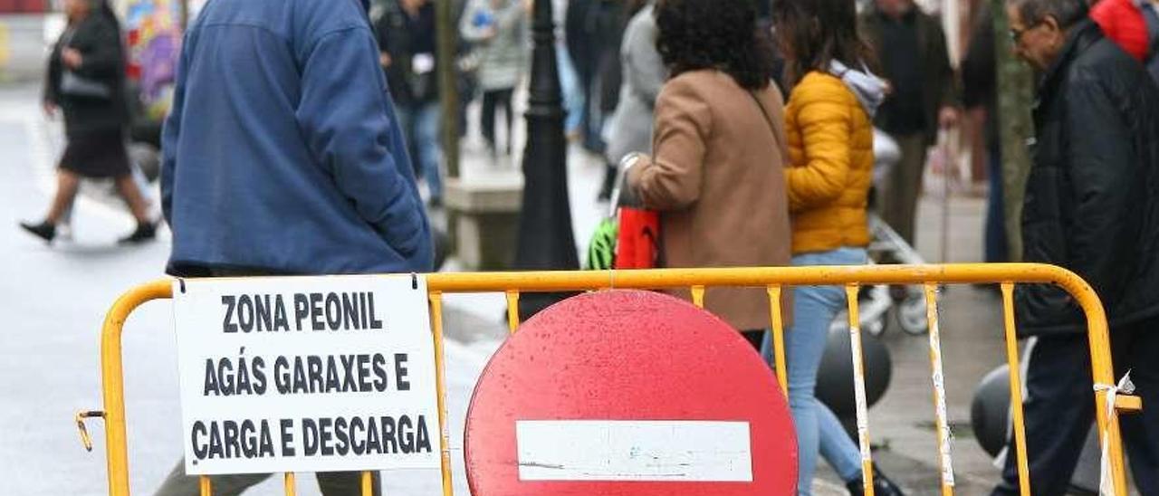 Una valla anuncia el corte de la calle para los vehículos en una campaña navideña. // Bernabé/Adrián Rei