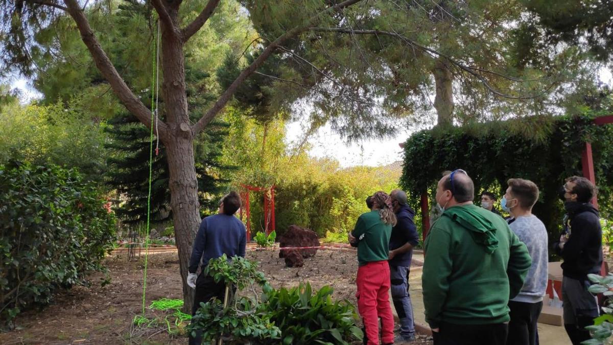 Alumnos del CIFEA de Torre Pacheco, durante las prácticas de jardinería y espacios verdes.