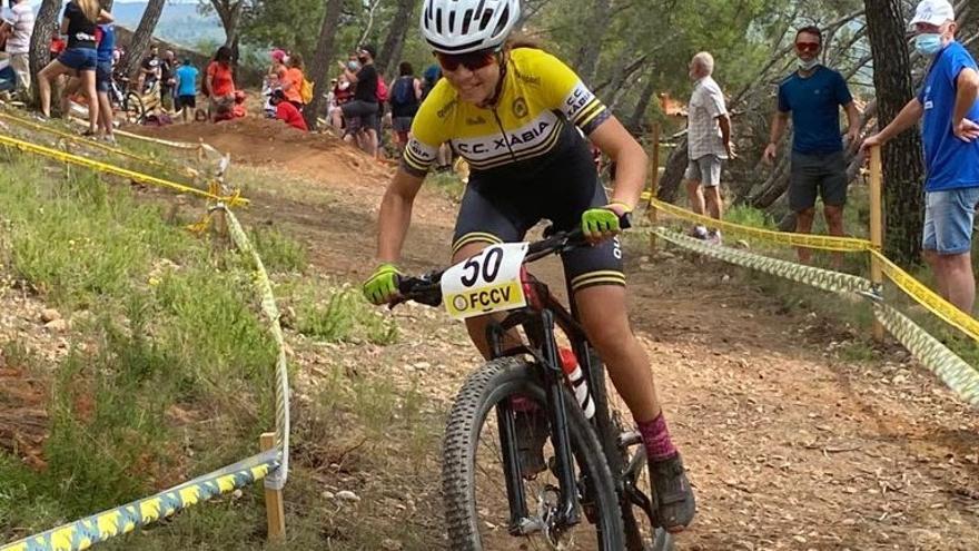 La joven ciclista de Xàbia demuestra una depurada técnica sobre su bicicleta