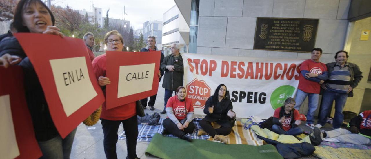 Una protesta contra un desahucio en San Vicente.