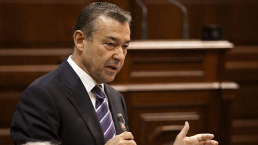Paulino Rivero, durante la sesión plenaria  en el Parlamento canario, ayer. i EFE