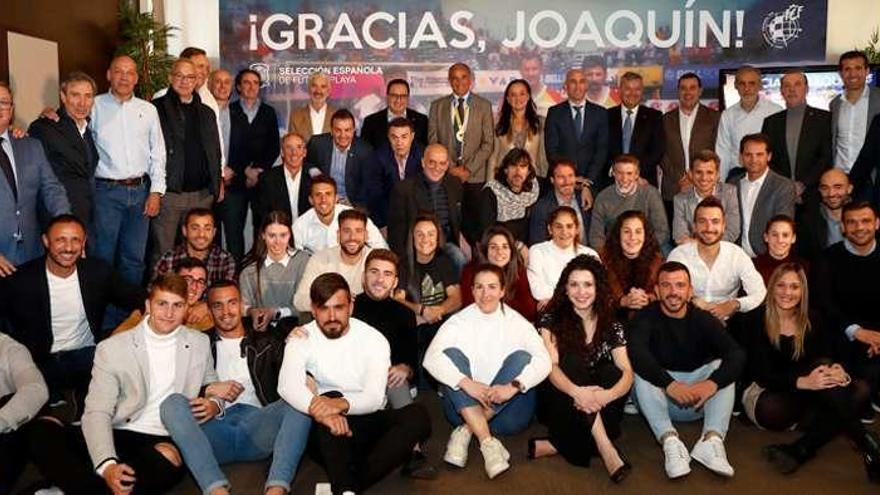 Excompañeros y exjugadores, en torno a Joaquín, ayer, en el homenaje que le brindó la Federación.