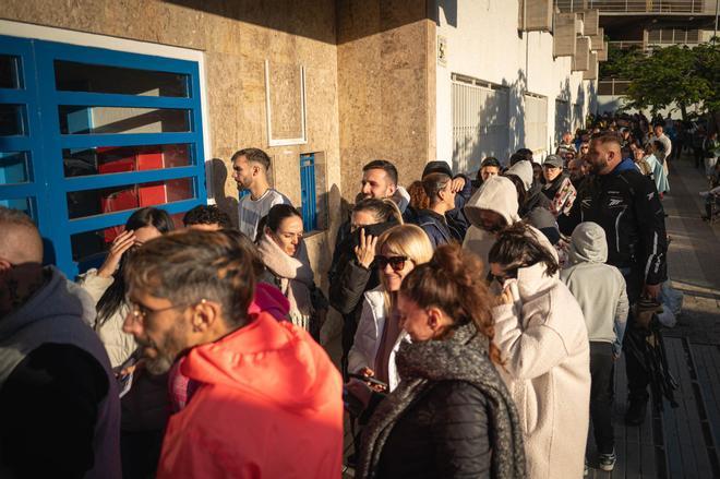 Largas colas para hacerse con una de las codiciadas entradas para ver a los Reyes Magos