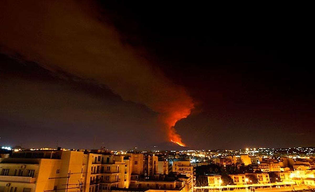 El Mont Etna, el volcà més alt i actiu d’Europa, llença lava al sud de Sicília.