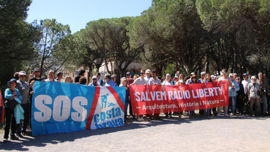 Concentració davant l&#039;antiga Ràdio Liberty de Pals per reclamar una rehabilitació &quot;urgent&quot; del complex