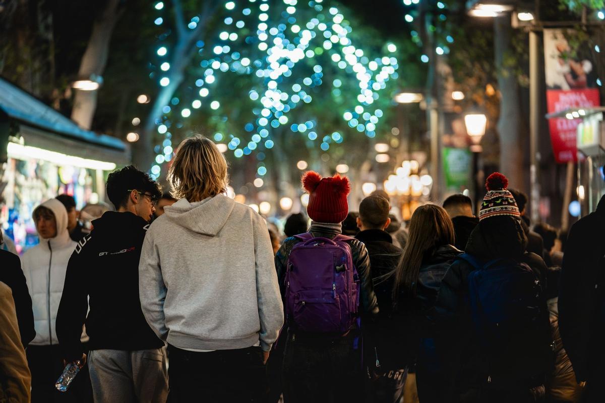 Personas paseando por la Rambla en Navidad