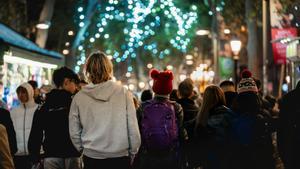 Personas paseando por la Rambla en Navidad
