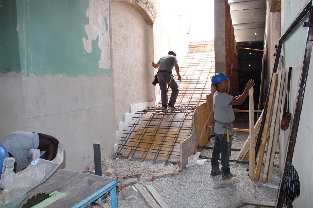 Operarios trabajando en la construcción de una de las escaleras que llevará al público hasta el tendido.