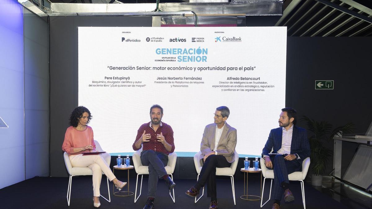 Los ponentes de la primera mesa: Pere Estupinyà, Jesús Norberto Fernández y Alfredo Betancourt, conversando bajo la moderación de la periodista Isabel Benítez
