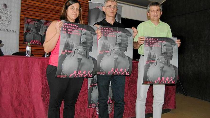 D&#039;esquerra a dreta, Alarcón (regidora de Cultura), Rodríguez (alcalde de Solsona) i Thiemann, ahir a Solsona