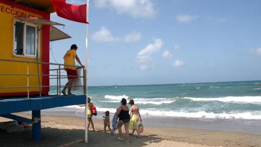 Imagen de una playa de Cabo de Palos con bandera roja, en una imagen del año pasado