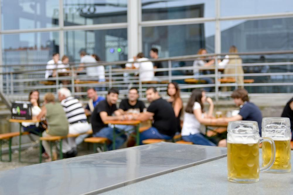 Los asistentes pueden degustar diferentes tipos de cerveza, así como comida típica alemana como salchichas o codillo.