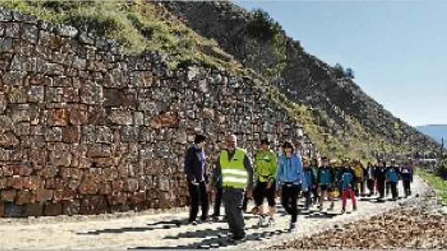 Els participants a la caminada van completar un recorregut pels indrets més característics del municipi