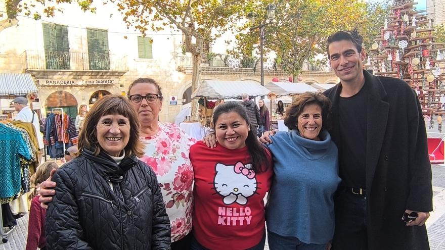 Jon Kortajarena causa sensación en Alaró: el modelo vasco se deja ver en el mercadillo navideño