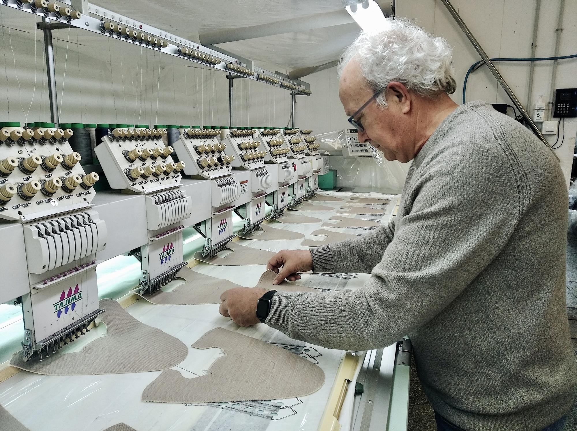 Alberto, trabajador de Yuccs que continúa la tradición de sus padres en el mundo del calzado