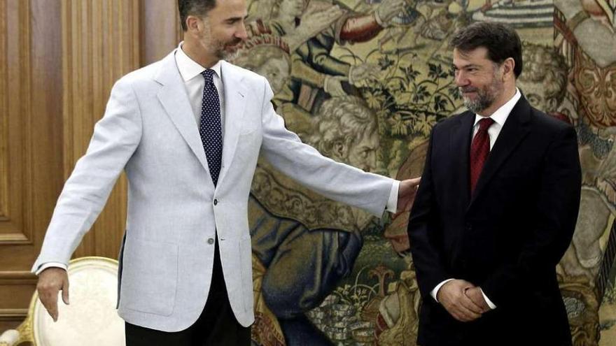 Felipe VI, ayer, saludando cordialmente a Pedro Alonso en el salón de audiencias del palacio de la Zarzuela.