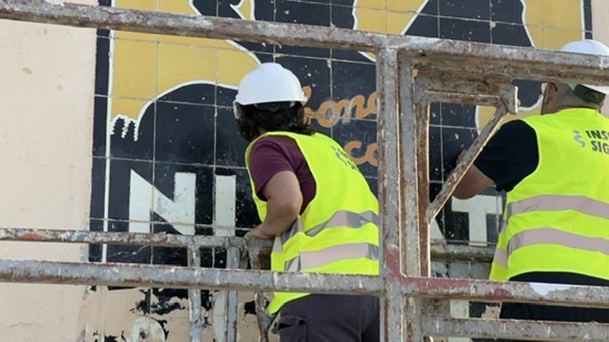 Recuperación del primer cartel de mosaico de nitratos de Chile en Agüimes