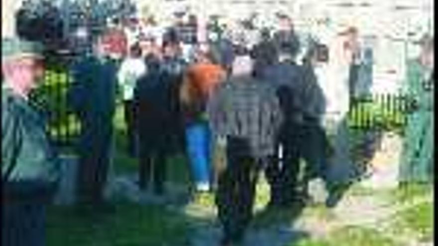 La Guardia Civil veló por que el entierro pudiese celebrarse con relativa normalidad. / bernabé / patricia figueiras