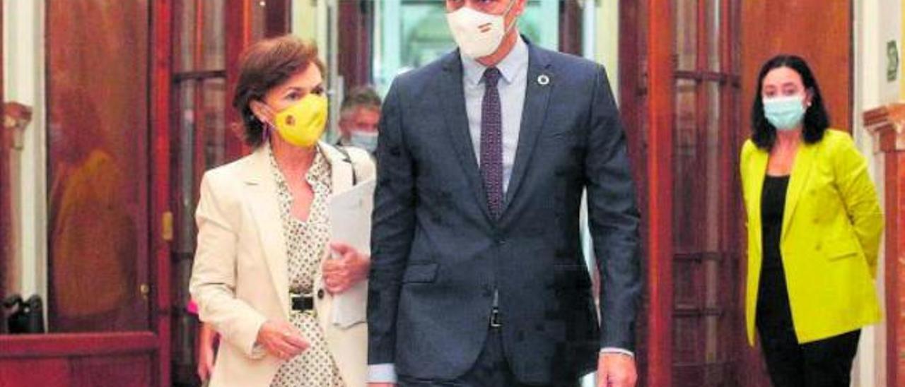 El presidente Pedro Sánchez y la vicepresidenta Carmen Calvo, ayer a su llegada al Congreso.