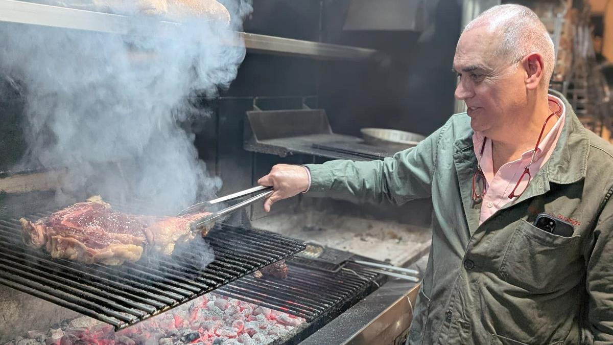 Santiago Pedraza, al frente de los fogones, cocina la pieza de buey Minhota con la que Taberna Pedraza reivindica la carne de origen y la parrilla como oficio.