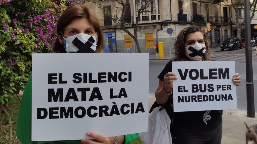 La campaña Pere Garau Molt Mé que Nuredduna reivindica el mantenimiento del transporte público por esta calle.