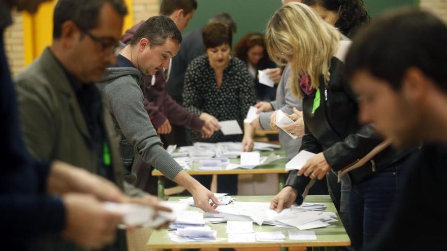 Voluntarios hacen el recuento de votos.