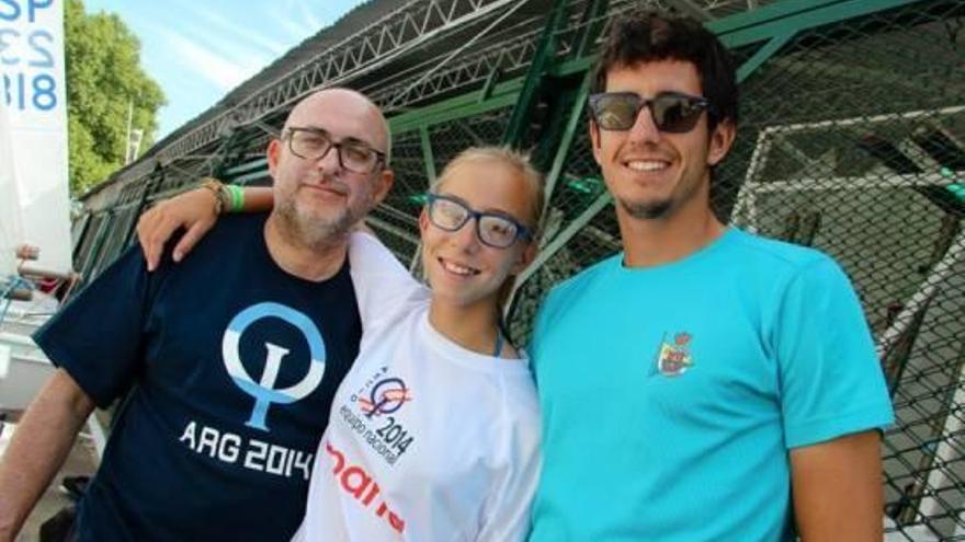 Aina Colom en el Club Náutico de San Isidro, entre su padre y su entrenador.