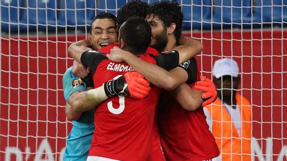 Los jugadores egipcios, celebrando el pase a semifinales tras su sufrida victoria ante Marruecos