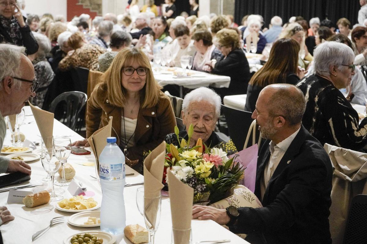 Imatge del dinar d’homenatge a les persones centenàries de Manresa al Museu de l’Aigua i el Tèxtil Imatge del dinar d’homenatge a les persones centenàries de Manresa al Museu de l’Aigua i el Tèxtil