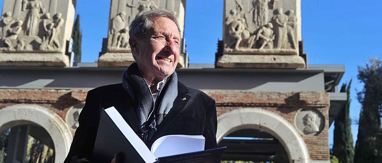 El doctor Carlos De Paredes, frente a un monumento que recuerda a Andrés Piquer en València.  | JM LÓPEZ