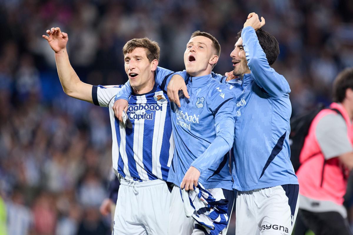 Aihen Munoz, Carlos Soler and Benat Turrientes of Real Sociedad reacts during the second leg of the Copa del Rey semifinal match between Real Sociedad and Athletic Club at Anoeta on March 5, 2026, in San Sebastian, Spain. AFP7 04/03/2026 ONLY FOR USE IN SPAIN. Ricardo Larreina / AFP7 / Europa Press;2026;SPAIN;SPORT;ZSPORT;SOCCER;ZSOCCER;Real Sociedad v Athletic Club de Bilbao - Copa del Rey