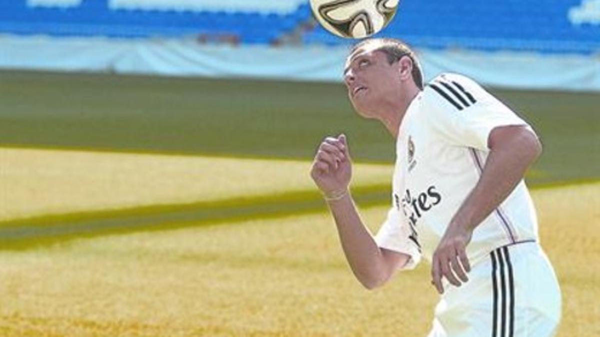 Chicharito, ayer, en su presentación oficial en el Santiago Bernabéu.