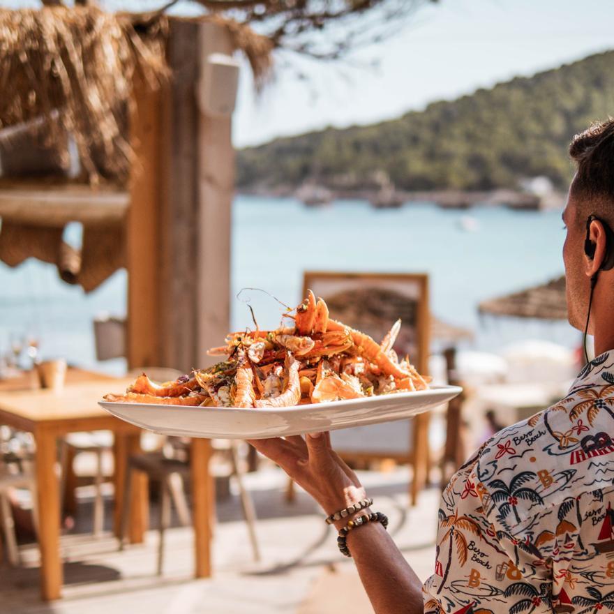 La cocina vasco-mediterránea caracteriza la carta de Beso Beach Ibiza.