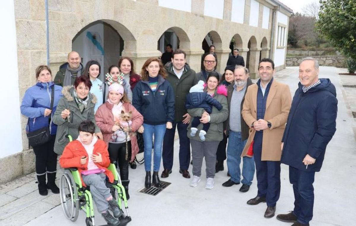 Autoridades y beneficiarios de las viviendas. | // FDV