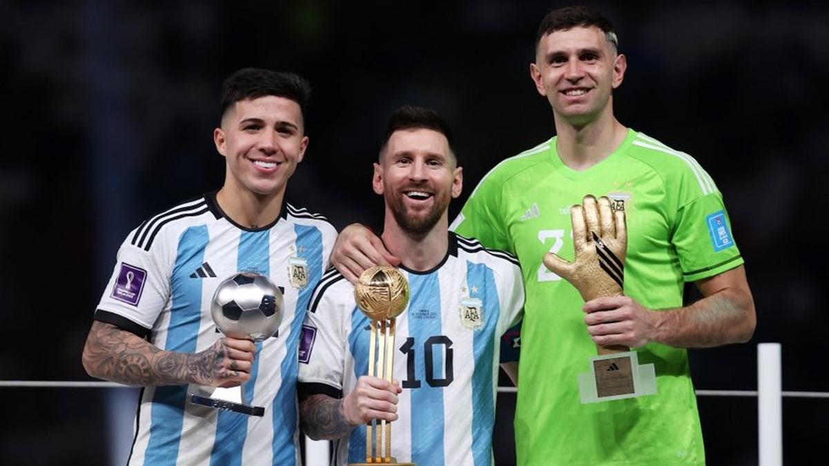 Messi, Emiliano Martínez y Enzo Fernández con los premios a MVP, Mejor portero y Mejor Joven