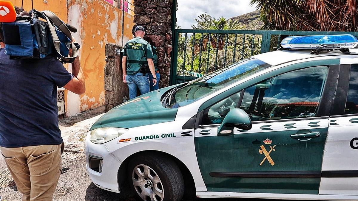 Guardia civil ante la finca de Tomás Gimeno en Igueste de Candelaria.