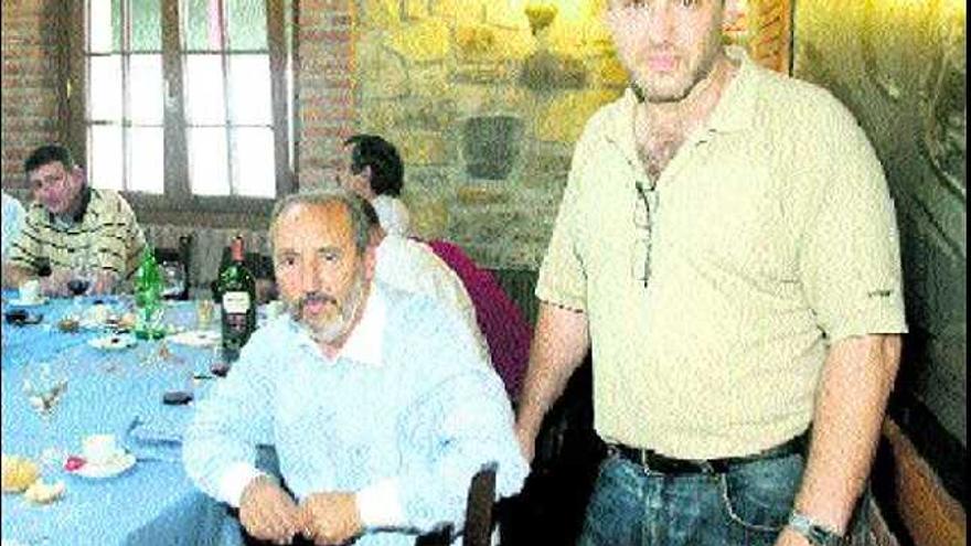 Adolfo Barajas, comisario de Avilés, junto a Rodrigo Prieto, ayer, durante la comida de despedida al inspector