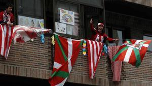 Aficionados del Athletic Club en el barrio bilbaino de Zorroza, donde han salido a los balcones para escenificar desde ellos el habitual poteo de los domingos por los bares y así animarse durante su confinamiento por el coronavirus COVID-19.