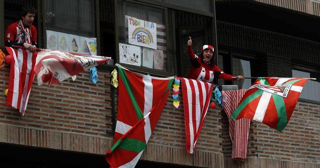 Aficionados del Athletic Club en el barrio bilbaino de Zorroza, donde han salido a los balcones para escenificar desde ellos el habitual poteo de los domingos por los bares y así animarse durante su confinamiento por el coronavirus COVID-19.