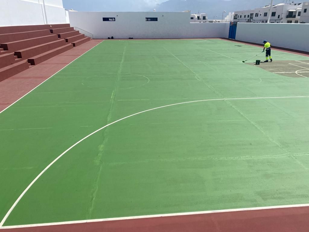 Repintado de la cancha de Caleta Famara.