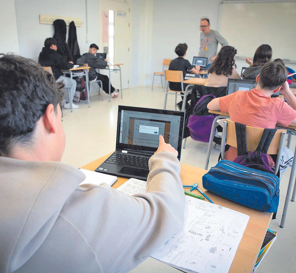 Imatge d'arxiu d'estudiants en una aula d'institut.