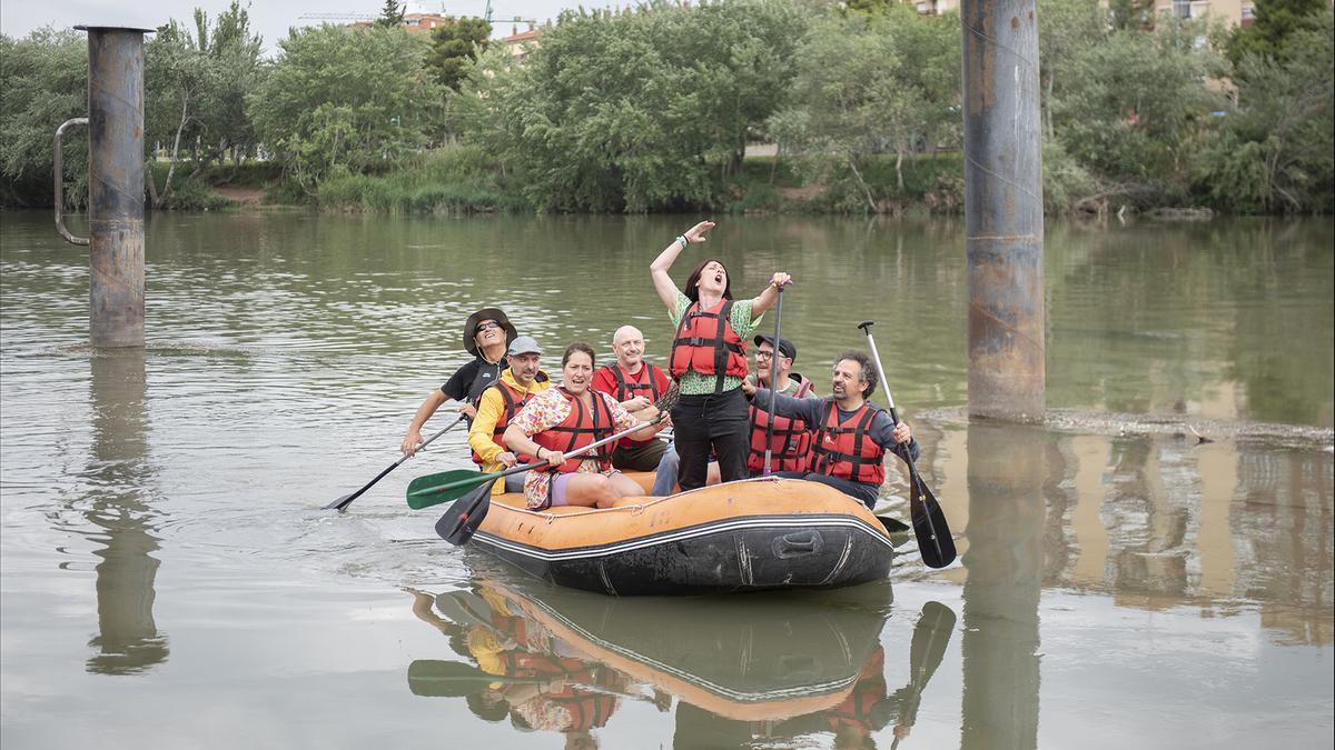 El Festival Manhattan se presenta en Zaragoza en barca de rafting.