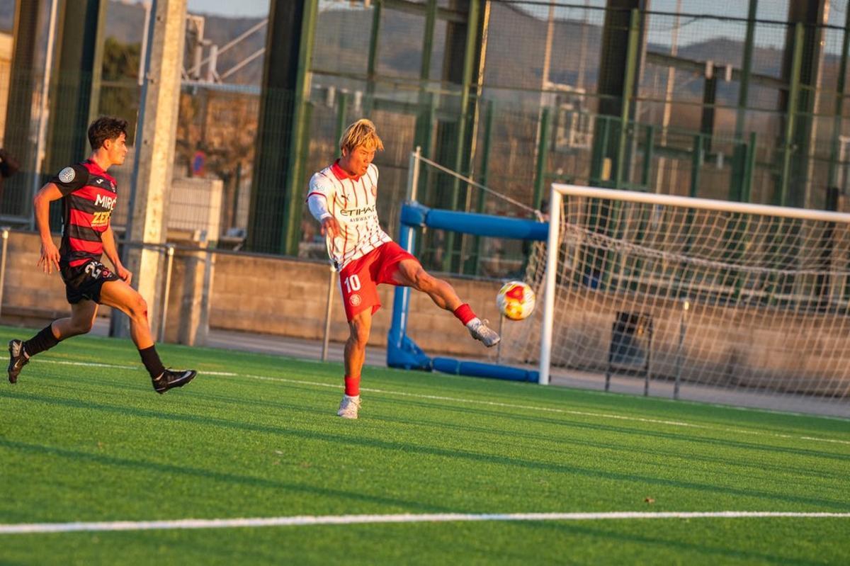 Shin prova una rematada des de l'exterior de l'àrea en la primera meitat.