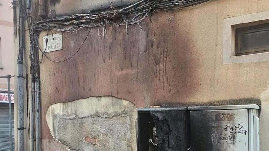 Vídeo: El foc d’un matalàs crema contenidors i causa danys en una façana a Figueres