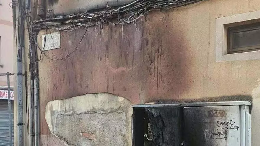 Vídeo: El foc d’un matalàs crema contenidors i causa danys en una façana a Figueres