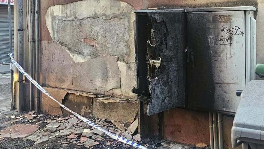 El foc d’un matalàs crema contenidors i causa danys en una façana a Figueres