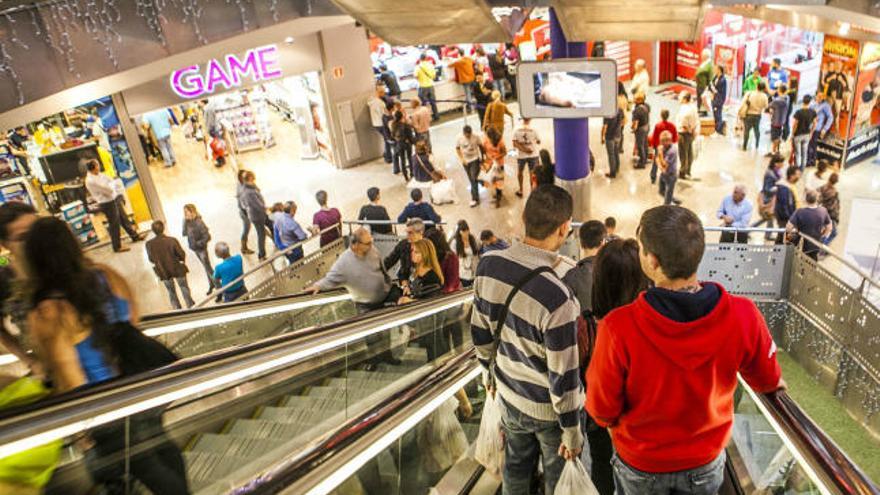 Público en el Centro Comercial 7 Palmas, en Las Palmas de Gran Canaria, el pasado 7 de enero. | josé carlos guerra