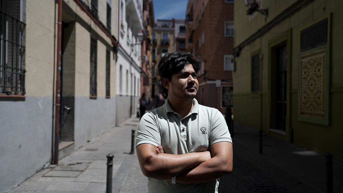 Ima, nacido en Bangladesh, vive sin papeles en España desde hace dos años y ha solicitado el asilo. En la imagen, en una calle de Lavapiés, donde tiene el local la asociación  Valiente Bangla.