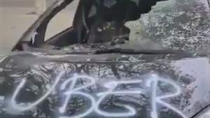 Els Mossos investiguen l’incendi d’un taxi a Badalona amb una pintada d’«Uber» al capó